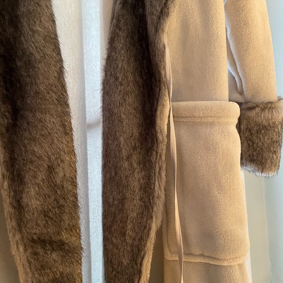 Luxe Faux Fur Robe Lunar - Picture 3 of 6